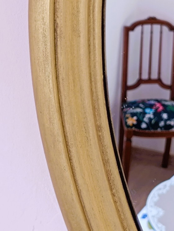 Image 1 of Specchio ovale con cornice in legno dorato