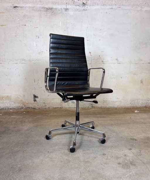 Vitra EA 119 Charles & Ray Eames Piel, Aluminio - Negro - Silla de oficina, Silla de diseño
