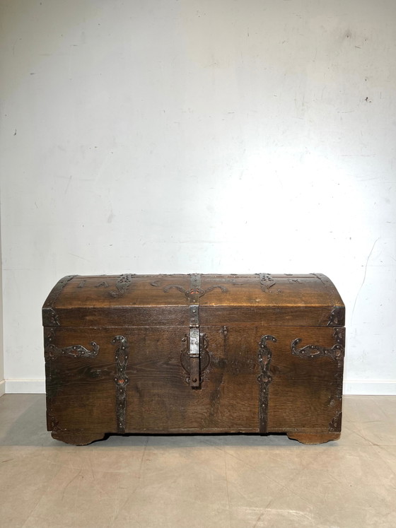 Antieke eikenhouten koepelkoffer uit de 18e eeuw – Kasten (photo 2 of 6)