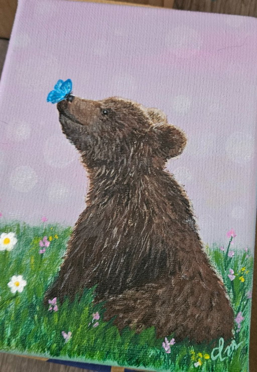 Peinture acrylique d'un ourson avec un papillon