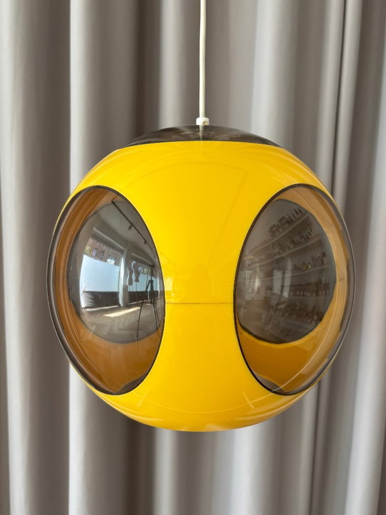 Lampada a sospensione vintage anni '70 a forma di UFO giallo con occhi di insetto, stile Space Age. (photo 14 of 14)