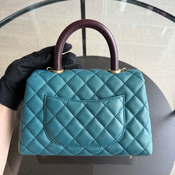 Image 1 of Chanel Coco Handle Small - Caviar trapuntato blu con finiture dorate Serie 28