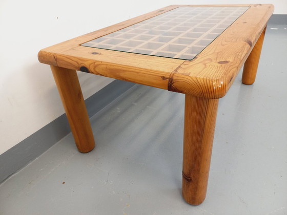 Image 1 of Vintage modernistische salontafel van grenenhout en glas uit de jaren 70 en 80.