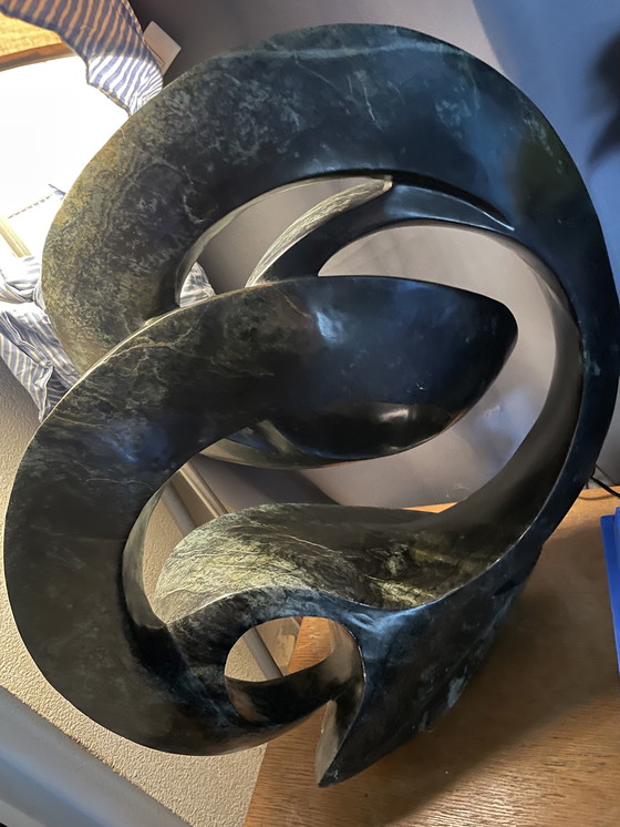 Image 1 of Exklusive Cliff Makore Skulptur „Chronik“ – 50 kg Gepardenjade (gesegnet/signiert)