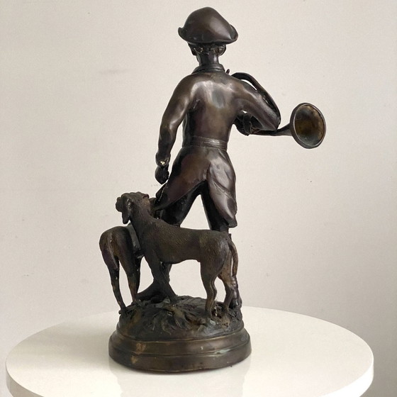 Image 1 of Épreuve En Bronze À Patine Brune "Piqueur Au Relais, Valet De Chasse À Courre Et Ses Chiens"