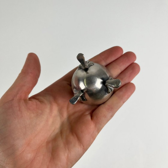 Paar antiker, dreibeiniger Eierbecher aus Neusilber, Jugendstil, ca. 1900-1925 – Tischdekoration, Metal (photo 4 of 8)