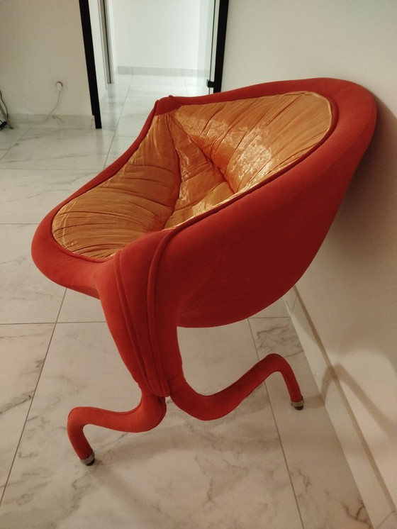 Image 1 of Un sillón Boca muy raro en exhibición en un museo