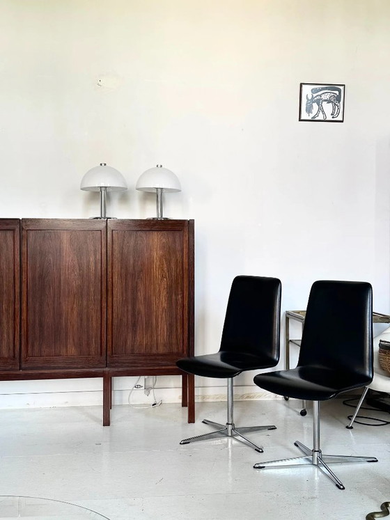 Par de sillas giratorias de vinilo negro, década de 1970. – Sillas de comedor, Skai (photo 7 of 8)