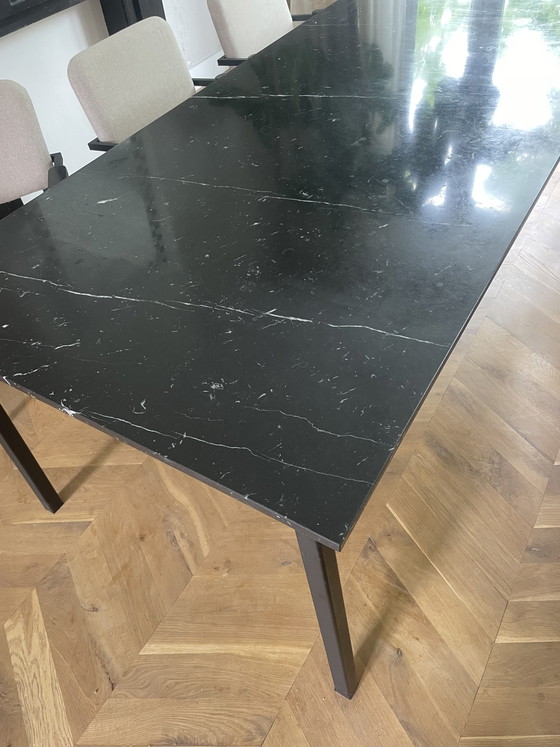 Image 1 of Mesa de comedor de mármol blanco y negro de 240 x 90 cm.