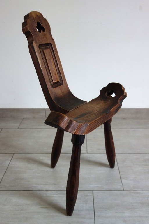 Silla trípode brutalista de madera tallada, Francia