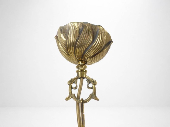 Image 1 of Lámpara de araña de tres brazos en latón dorado, con motivos de follaje y volutas, estilo Art Déco, circa 1950.