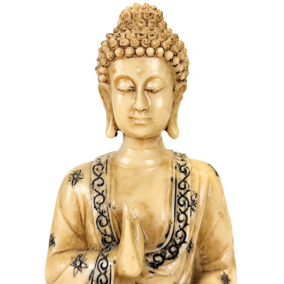 Buddha decorativo seduto in resina con Abhaya Mudra – Crema e Nero – Sculture, Modern (photo 9 of 10)