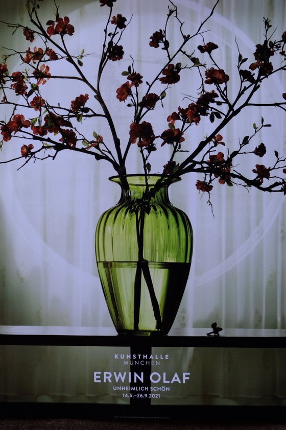 Image 1 of Exposición de Erwin Olaf "Inquietantemente bella" | cartel