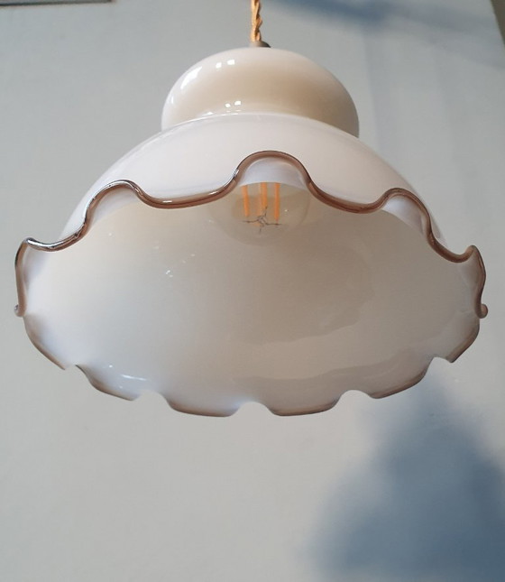 Image 1 of Vintage kleine glazen hanglamp met decoratie rand in bruintint. 