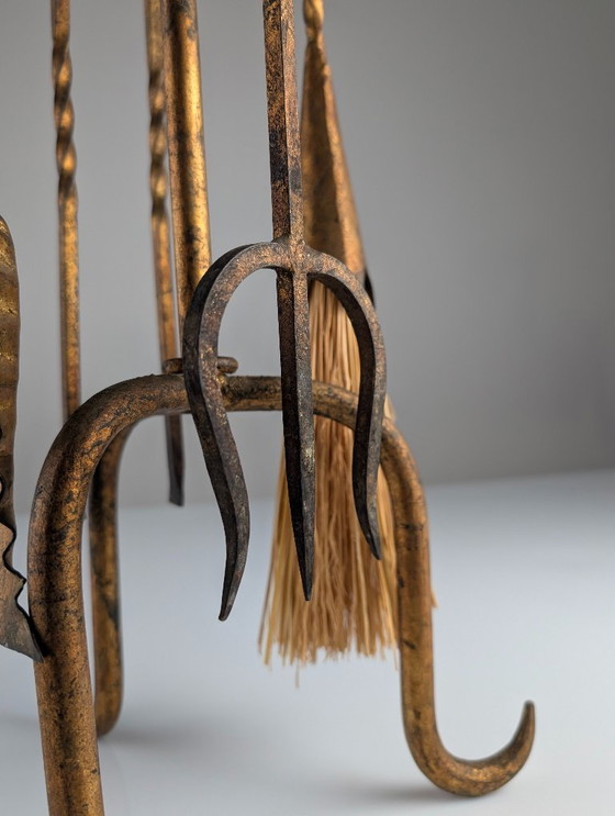 Image 1 of Juego de herramientas para chimenea de hierro forjado dorado con diseño escultórico, década de 1960