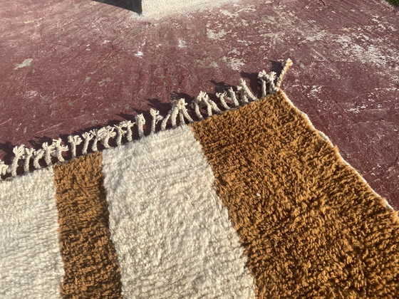 Image 1 of Vintage Beni Ouarain vloerkleed 330x230 cm – Handgeknoopt Marokkaans Berber tapijt – Wol in bruin en crème met minimalistisch 