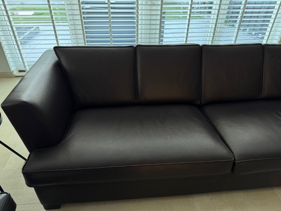 Image 1 of Banquettes en cuir, dont une avec méridienne.