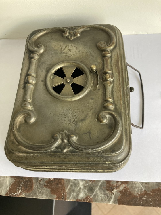 Petit poêle, boîte de rangement en métal antique, grille décorative unique. – Girodon & Cie, Objets déco (photo 2 of 11)