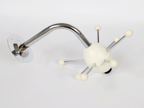 Image 1 of Porte-manteau vintage Spoutnik de l'ère spatiale, patère murale atomique en plastique chromé et crème, années 1970