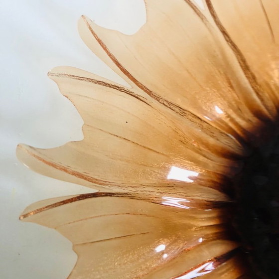 Image 1 of Plato con forma de girasol en vidrio moldeado y prensado, circa 1960.