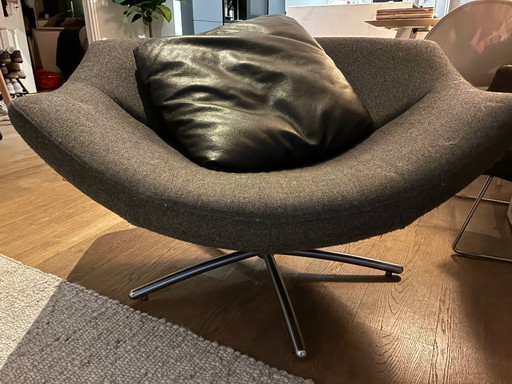 Sillón Label Gigi de fieltro gris con cojín de cuero negro de Gerard van den Berg
