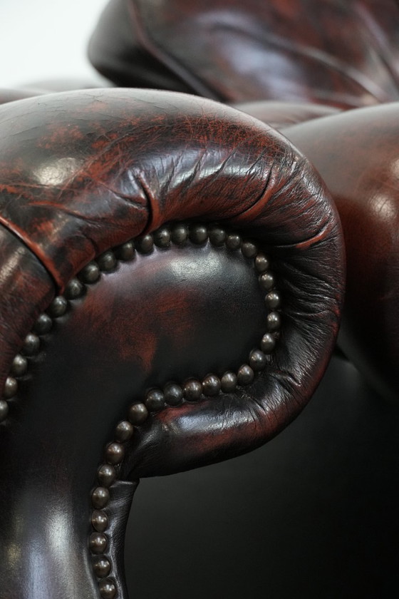 Image 1 of 2 Chesterfield-Sessel im englischen Stil mit rotem, geflammtem Rindslederbezug in gutem Zustand