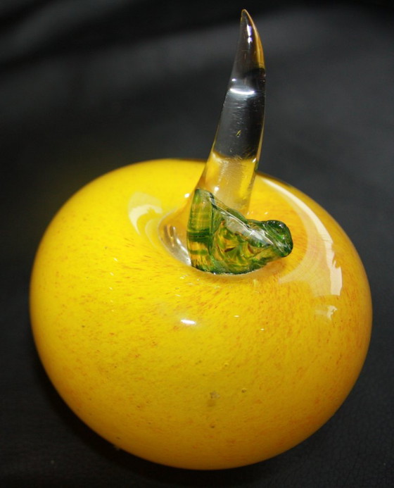 Decoratieve appelsculptuur, gesigneerd door Adam Jablonski. – Decoratieve objecten, Glass (photo 5 of 5)