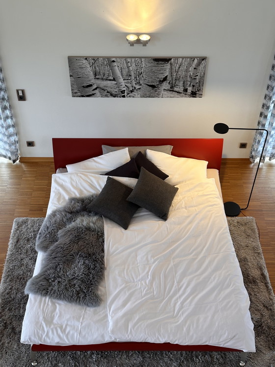 Image 1 of Letto 180 x 200 in legno massello con piedini in acciaio inox e rete a doghe.