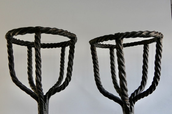 Image 1 of Paire de grands fers à repasser ou boules à feu en fer forgé (Andier)