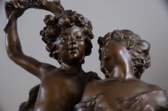 Una estatua dorada/cobriza de un niño y una niña jóvenes enamorados. – Esculturas, Metal (photo 12 of 19)