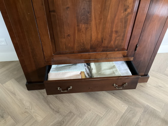 Image 1 of Magnifique armoire de chasseur en bois de cerisier