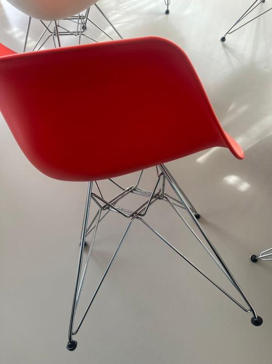 Image 1 of 6 + 2 chaises VITRA Eames DAR