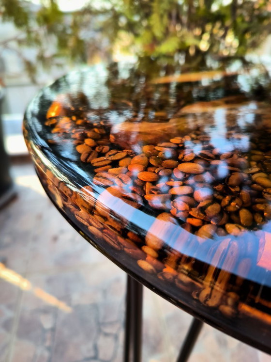 Image 1 of Mesa de centro de resina de nogal hecha a mano con granos de café y anís estrellado.