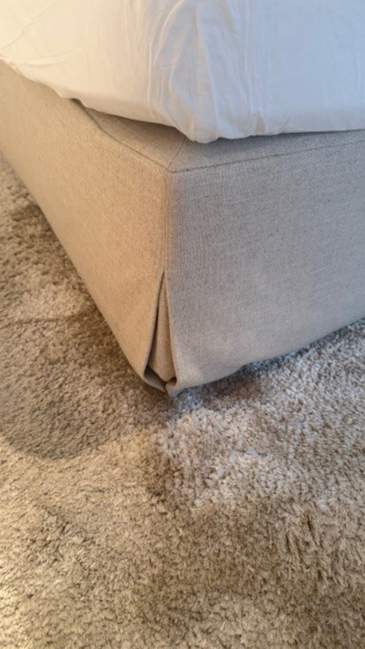 Tête de lit capitonnée (lin) avec literie assortie et coussins décoratifs