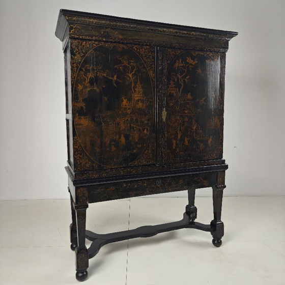 Image 1 of Ein seltener niederländischer Chinoiserie-Schrank aus dem frühen 18. Jahrhundert, lackiert, um 1700.