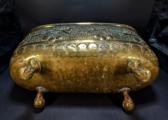 Macetero de latón antiguo – Decoración de hojas y cerezos repujados – c.1900 – Macetas, Brass (photo 3 of 11)