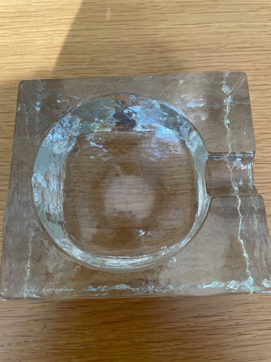 Brutalistischer Aschenbecher – Tischdekoration, Glas (photo 3 of 10)