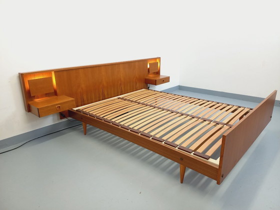 Image 1 of Lit double vintage style scandinave en teck des années 60 avec chevets lumineux intégrés et sommier