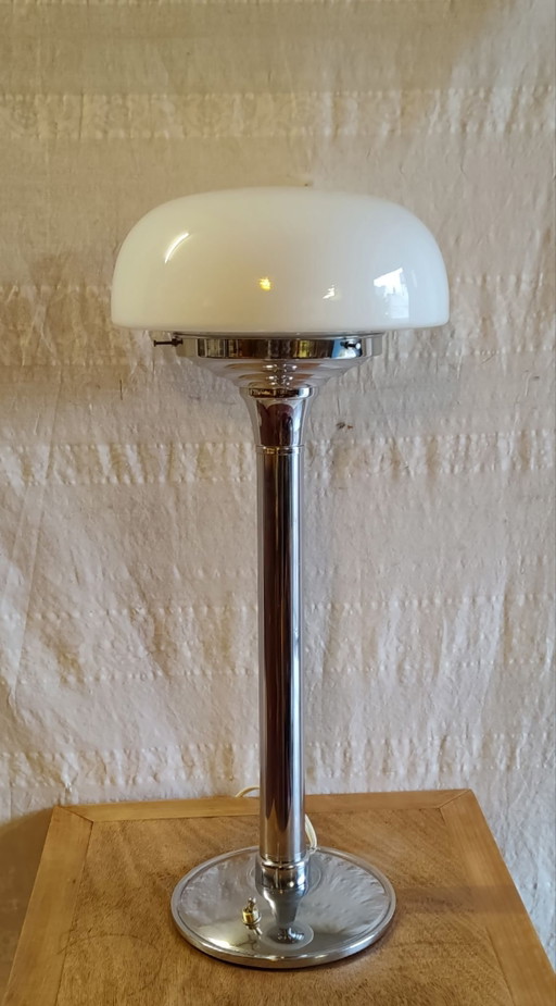 Bauhaus stijl Tafellamp in chroom metaal en opaline bol - midden 20e eeuw