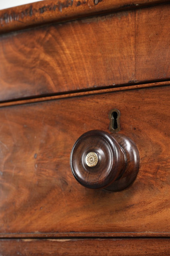 Image 1 of Grote antieke 19e eeuwse Engelse bow front ladekast/ commode met sierlijke details