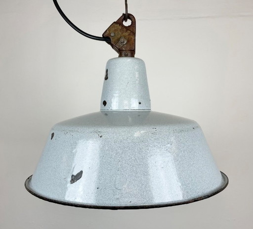 Industrielle Fabriklampe aus grauem Emaille mit gusseisernem Aufsatz, 1960er Jahre