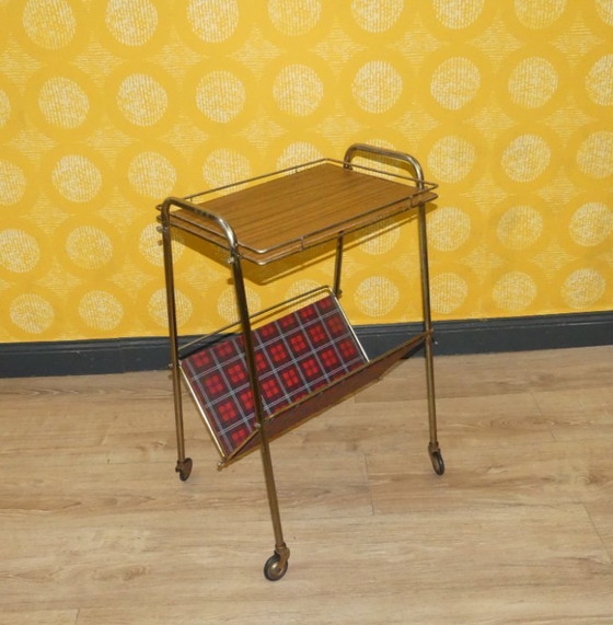 Image 1 of Portariviste anni '60, ripiano in formica String, a scacchi rossi, tavolino laterale su ruote, stile retrò vintage