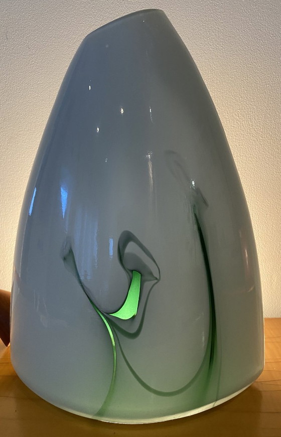 Image 1 of Witte en groene glazen vaas uit de Pomax Hom-collectie