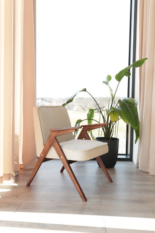 Fauteuil scandinave blanc cassé en bouclette, signé Chierowski