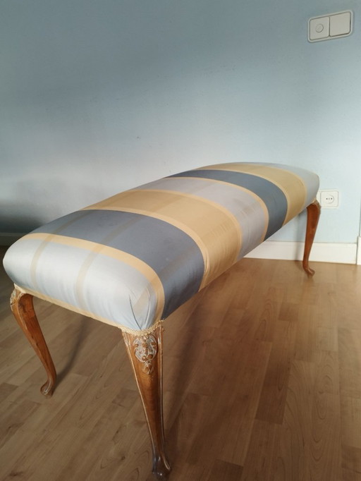 Banquette des années 1950 recouverte de tissu avec des détails