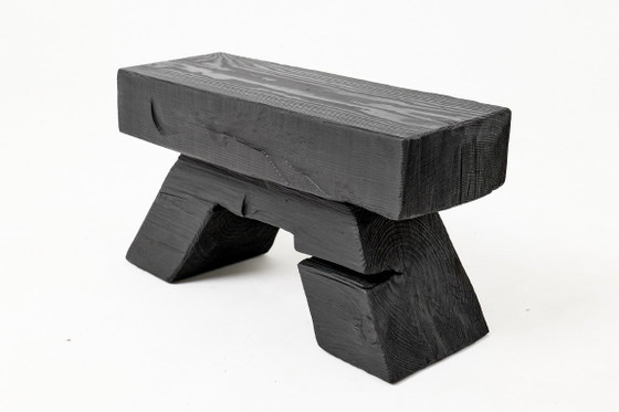 Image 1 of Rustieke, sculpturale kruk/bijzettafel, gebrand zwart eikenhout, gesneden, uniek, Logniture