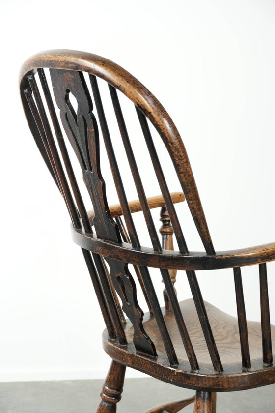 Image 1 of Elegante silla Windsor inglesa antigua de respaldo alto de principios del siglo XIX.