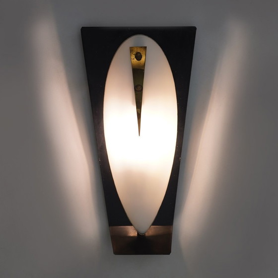 Image 1 of Coppia di lampade da parete in vetro opalino e ottone, anni '50