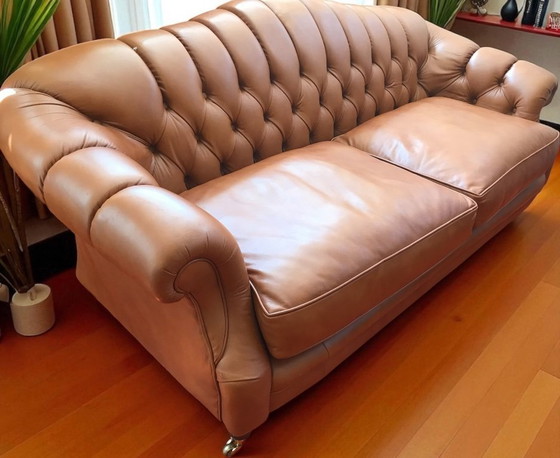 Image 1 of Sofá Chesterfield 194 cm de ancho de cuero marrón con patas de latón con ruedas