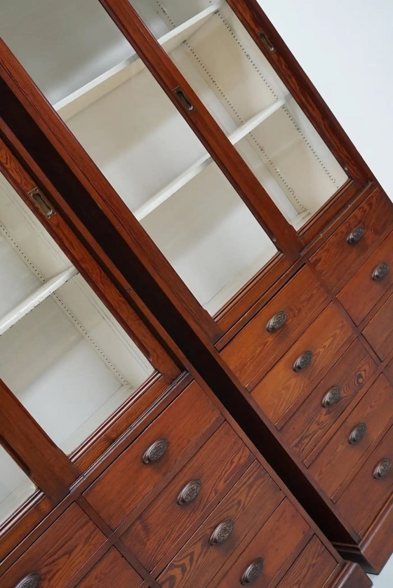 Image 1 of Grand meuble d'apothicaire/vitrine ancien belge en pin pitchpin, vers 1900